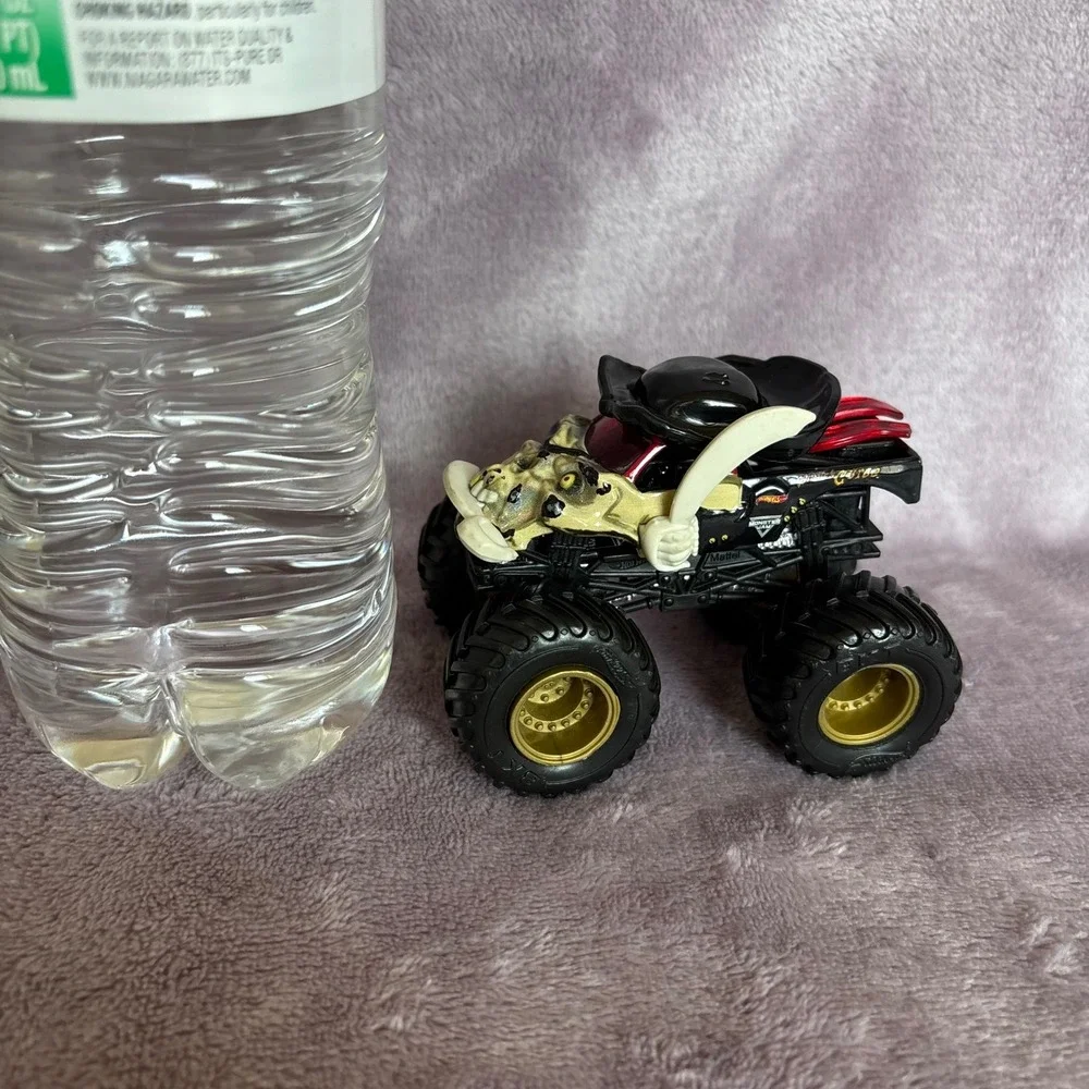Hot Wheels Monster Jam Pirates Curse Diecast Monster Truck Black Gold Skull Hat